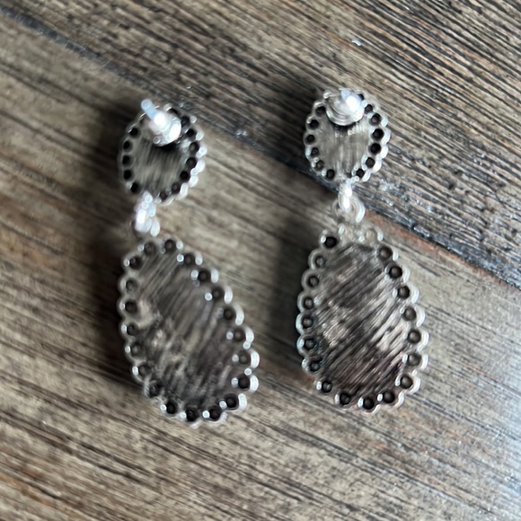 VINTAGE WATER DROP EARRINGS - Picture 8 of 9